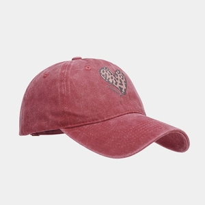 Detail der roten Baumwollkappe mit Leopardenherz und Stickerei im Vintage-Stil