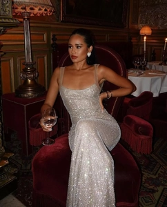 Dettaglio dell'abito aderente con paillettes argento e rete di strass su modella