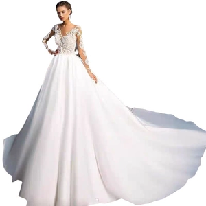 Robe de mariée élégante blanche en dentelle à manches longues avec décolleté en V et traîne