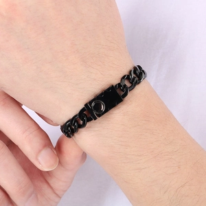 Bracelet Figaro noir style hip hop avec fermoir rectangulaire sur poignet masculin