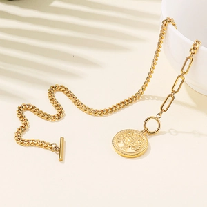 Collier doré Arbre de Vie avec fermoir à bascule sur fond élégant d'ombres de feuilles