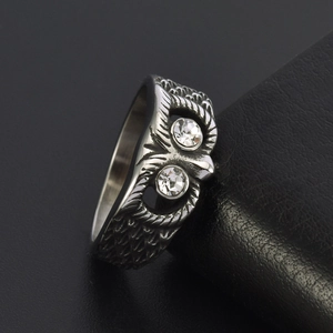 Vintage owl ring in stainless steel with crystal eyes and detailed feather texture