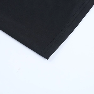 Dettaglio dell'orlo dell'abito in maglia nera con cuciture a doppio ago professionali