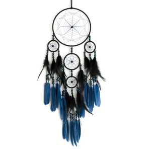 Attrape-rêves artisanal noir et bleu foncé avec plumes et perles sur fond blanc pur