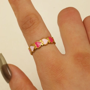 Vista dettagliata dell'anello aperto placcato oro 18K con cuori in smalto rosa