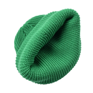 Grüne Strickmütze mit R-Buchstaben für den Winter, warmes Design mit modischem Rollrand