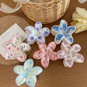 Sechser-Set Blumen-Haarklammern mit bunten UV-Druckmustern auf rustikalem Holzhintergrund