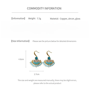 Dimensions détaillées des boucles d'oreilles dorées de 4,8cm avec pierres bleues et zircons