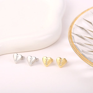 Modieuze hartjesletter oorknopjes met glinsterende steentjes, vergulde messing sieraden.