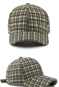 Dettaglio del motivo pied-de-poule vintage e delle cuciture su un cappello da baseball