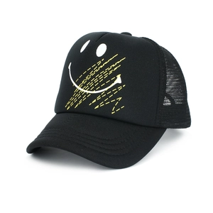 Casquette trucker noire avec motif smiley et détails jaunes de style streetwear