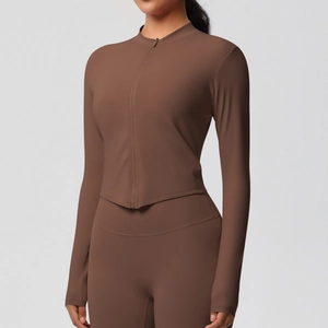 Détail de la veste de yoga marron foncé cintrée avec ourlet diagonal et col zippé