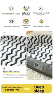 Détail d'un lit pour animaux en peluche avec motif à vagues et rembourrage en coton PP
