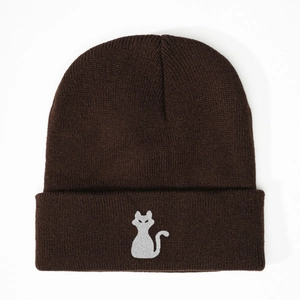 Bonnet en maille côtelée marron café avec broderie silhouette de chat pour l'hiver