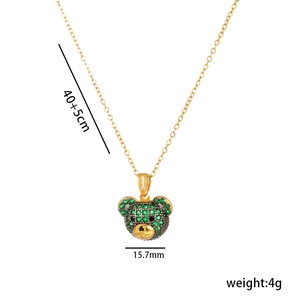 Collier ours plaqué or 18 carats avec cristaux verts, longueur 40+5 cm sur fond blanc