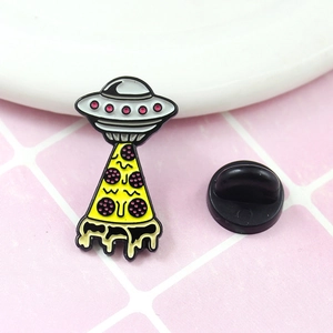 Dettaglio della spilla smaltata creativa con UFO e pizza e chiusura in gomma nera