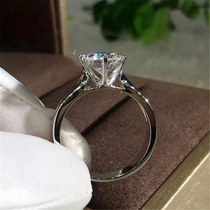 Macro zijwaarts zicht van een sprankelende solitaire ring met zespotige kroonzetting