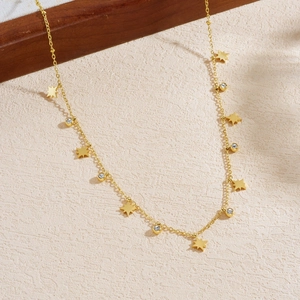 Collier étoile en acier doré avec petites perles et pendentifs en cristal brillant