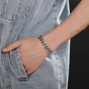Bracelet gourmette poli en acier inoxydable argenté pour homme et femme sur fond en jean