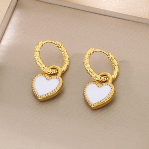 Vue détaillée des boucles d'oreilles cœur plaquées or 18k sur boîte à bijoux