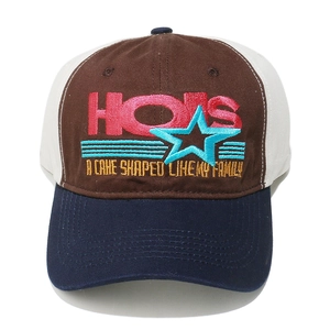 Détail de la broderie étoile et lettres HOKS sur casquette de baseball tricolore