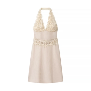 Robe courte moulante beige sans manches avec dentelle, col en V profond et dos nu