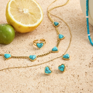 Parure bijoux dorés avec collier, bague et boucles d'oreilles cœur en turquoise