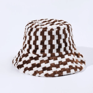 Détail de la texture en peluche et du motif à damier sur le chapeau bob d'hiver
