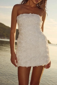 Détail de la robe bustier blanche courte avec textures de fleurs de rose en 3D