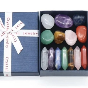 Coffret cadeau de 16 cristaux naturels avec colonnes hexagonales et pierres polies en boîte