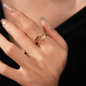 Détail d'une bague étoile dorée vintage ajustable portée au doigt avec finition luxe en or 18K