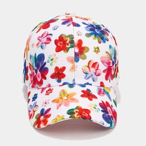 Dettaglio della stampa floreale vivace su cappellino in cotone bianco e trama