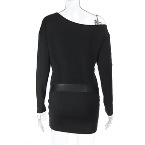 Detailansicht der Rückseite und One-Shoulder-Design eines schwarzen enganliegenden Kleides