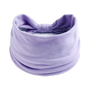 Dettaglio della trama del tessuto della fascia lavanda e cucitura posteriore pieghettata
