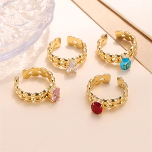 Lot de quatre bagues ajustables dorées serties de zircons de couleurs variées