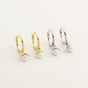 Elegant S925 silver snake-style hoop earrings with pearls in gold and silver finishes