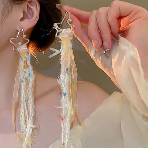 Boucles d'oreilles étoiles à pampilles avec rubans en organza et pompons colorés