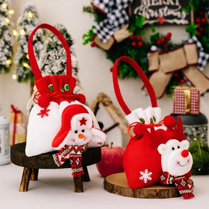 Détail de sacs cadeaux de Noël en tricot avec personnages 3D bonhomme et renne