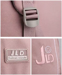 Detail van roze rugzak met verstelbare schouderbanden en JLD-merkborduurwerk