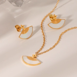 Detailed set of fan-shaped white shell pendant necklace and gold clover earrings