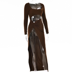 Detailansicht braunes Langarmkleid mit Taillenausschnitt und hohem Seitenschlitz