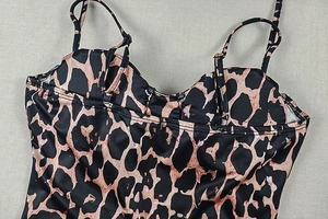 Detailansicht des Wellenausschnitts und Leopardenmusters auf dem Kleid mit Trägern
