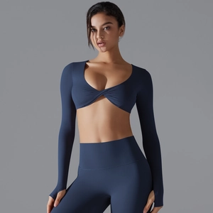 Dettaglio del crop top con scollo a V e asole per i pollici nel set da yoga blu scuro