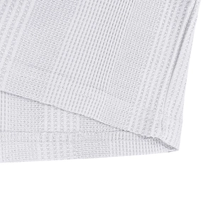 Detail van wit jacquard poloshirt met ademende mesh-stof en hoogwaardige afwerking van de zoom