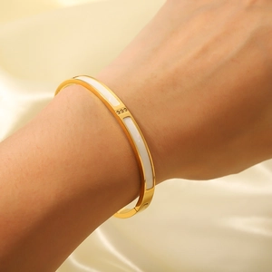 Eleganter 18K vergoldeter Edelstahlarmreif mit Perlmutteinlage und kleinen Diamanten