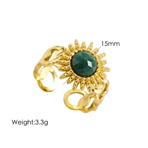 Bague ajustable bohème dorée avec motif soleil et pierre précieuse verte en relief