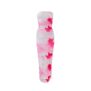 Détail de l'imprimé tie-dye blanc et rose sur une robe longue bustier moulante
