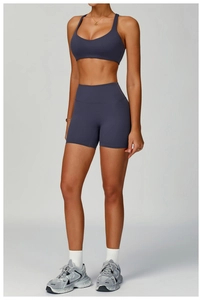 Détail d'un ensemble de yoga avec short taille haute et brassière sans couture bleu