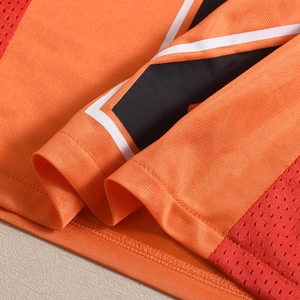 Détail d'un t-shirt de sport orange avec mesh respirant et finitions de couture précises