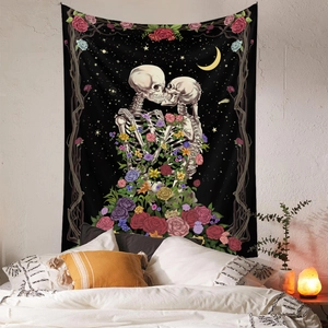 Detail des Gothic Totenkopf Wandteppichs mit bunten Rosen vor einem Sternenhimmel